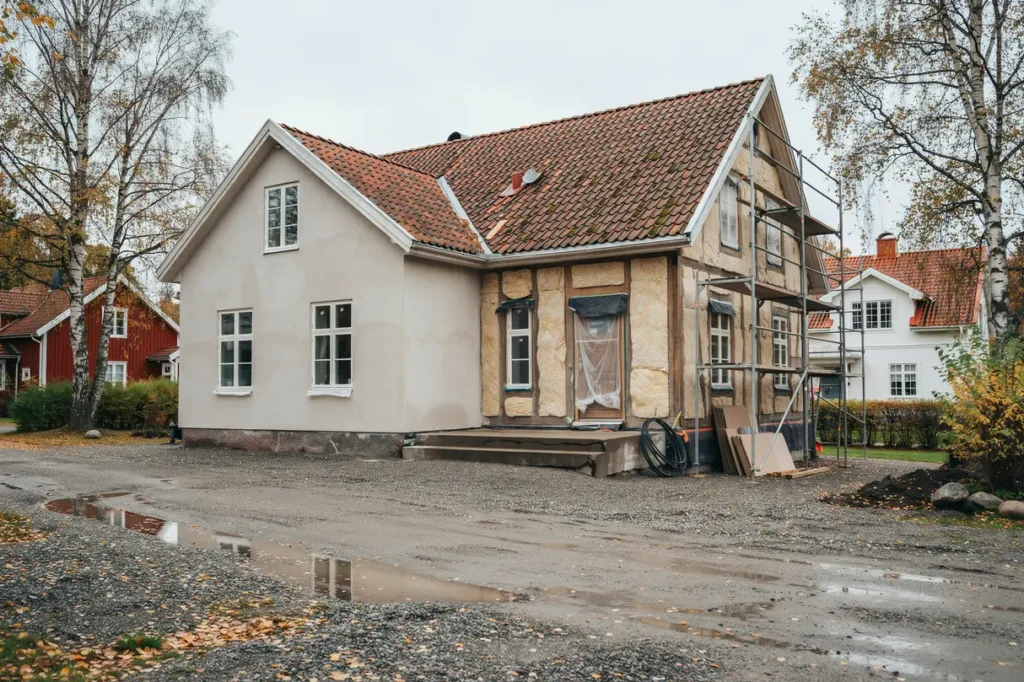 ge huset nytt liv med putsad fasad och till ggsisolering smart renovering som s nker energikostnaden